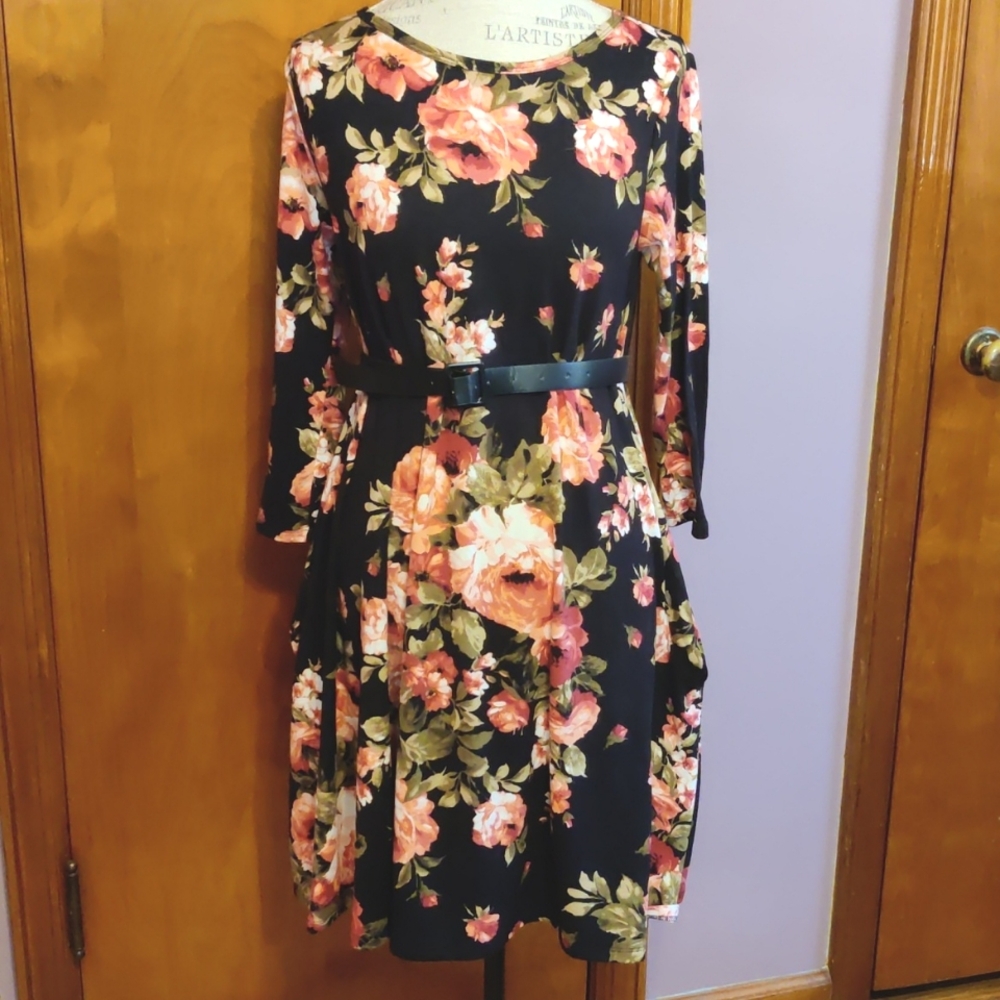 Honey & Lace Black floral dress w/ pockets! Sz M